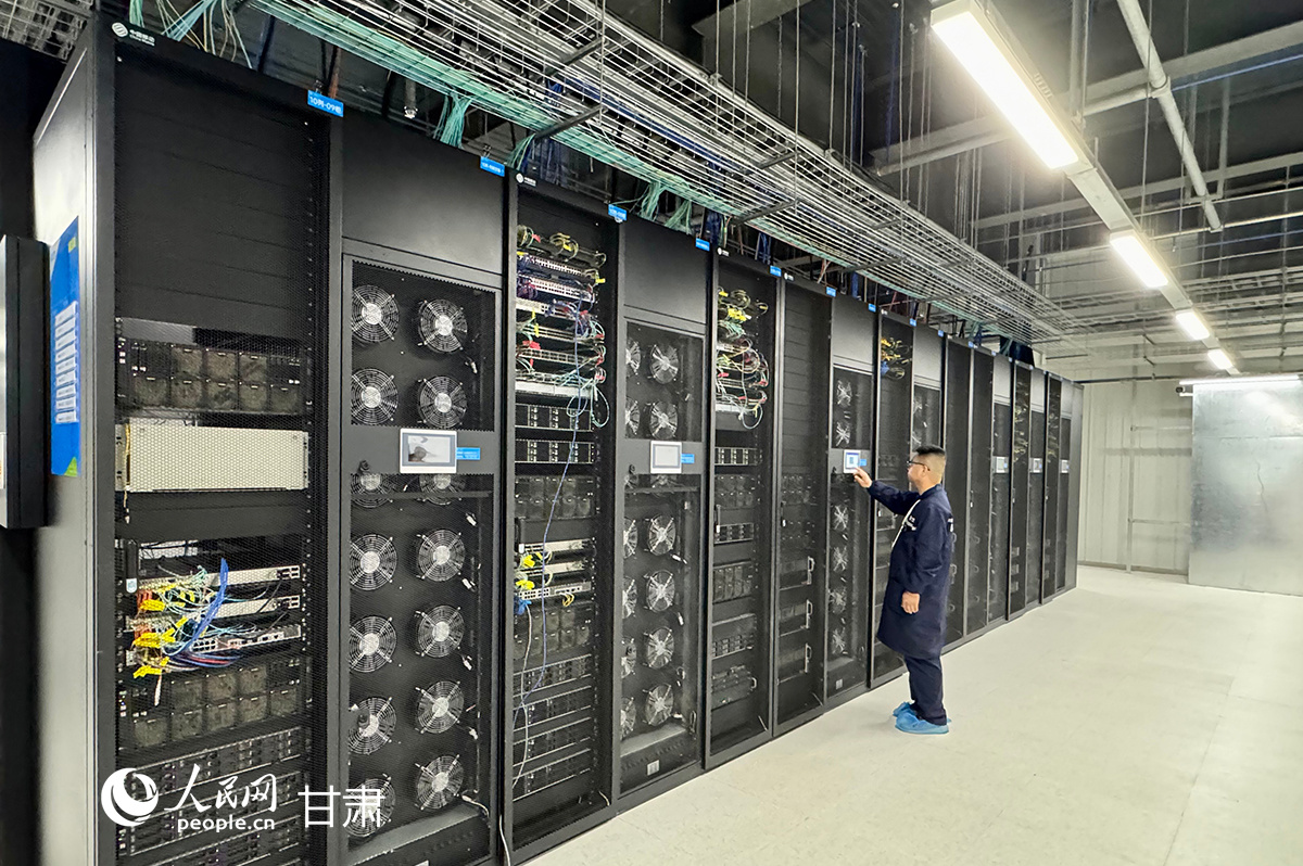 智算中心机房内，工作人员正在检查服务器运行状态　人民网记者　焦隆　摄