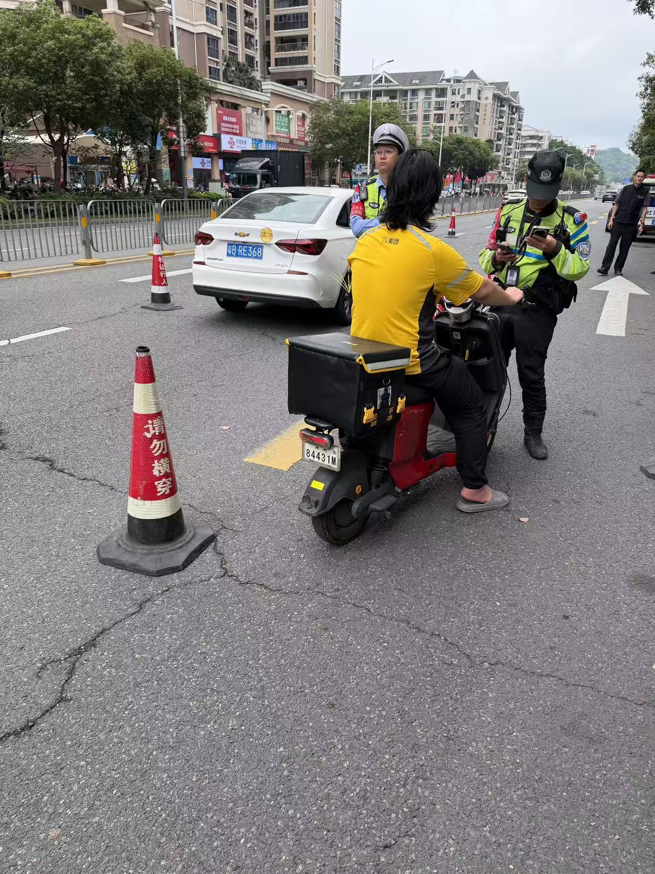 西乡街道开展电动自行车及三轮车交通安全综合治理行动