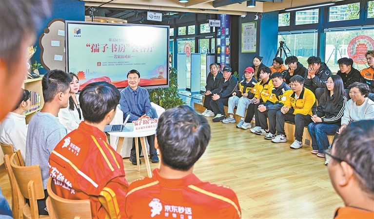 在第五届全民阅读大会“孺子书房”会客厅活动现场，江苏“外卖诗人”王计兵与大家分享阅读故事。本报全媒体记者 张翰林摄
