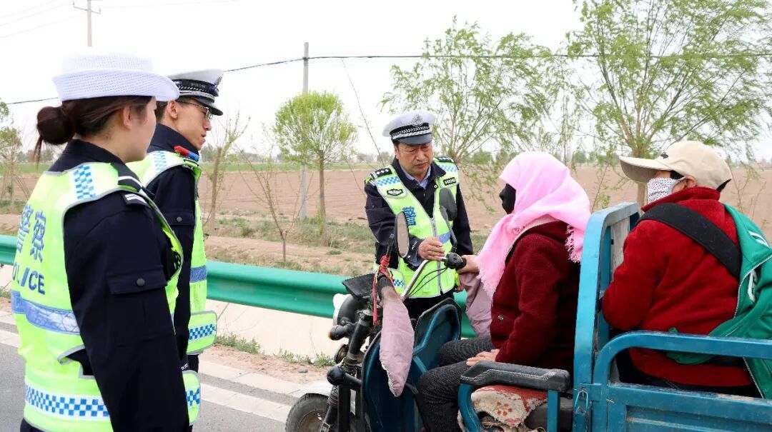 △双湾中队交警对三轮车违法载人、骑行不戴头盔行为开展现场劝导
