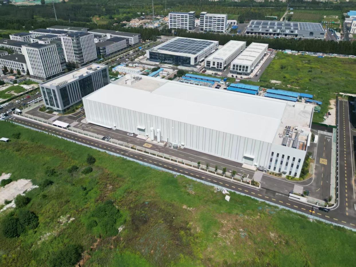 济南卫星的卫星总装车间（无人机照片）。济钢集团 供图