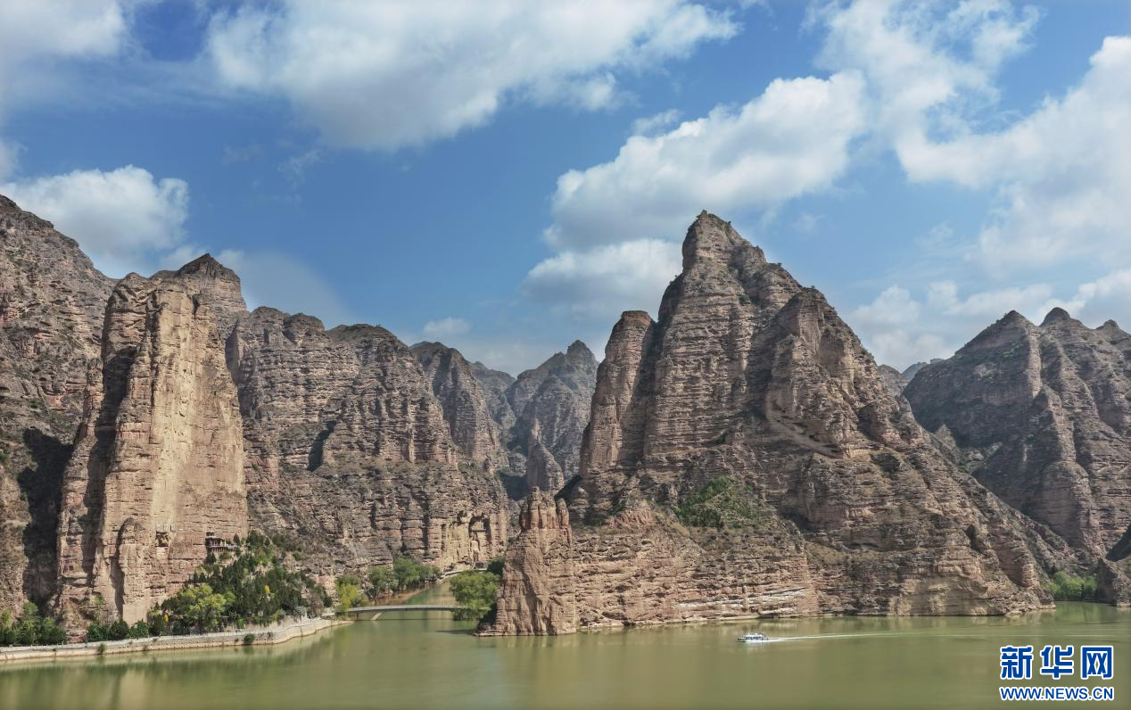 壮观的炳灵石林　新华网发　史有东　摄