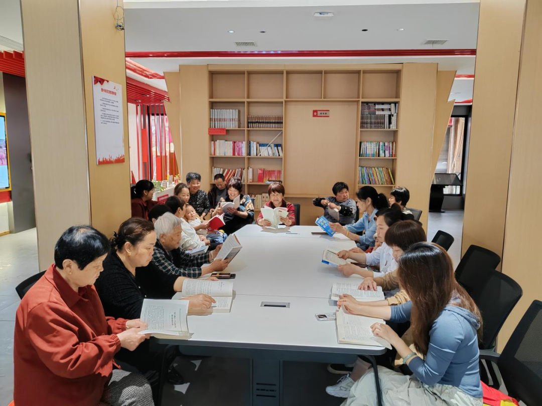 2025年4月22日，广信区清水乡新时代文明实践所举办了“书香漫清水 阅读润心田”读书分享活动，20余名村民齐聚农家书屋，共享阅读之乐。