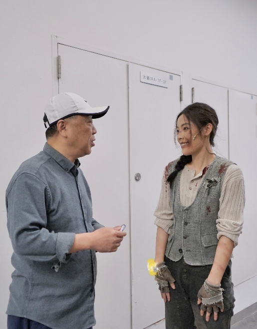 剧终后,本文作者(左)与陈丽君交流