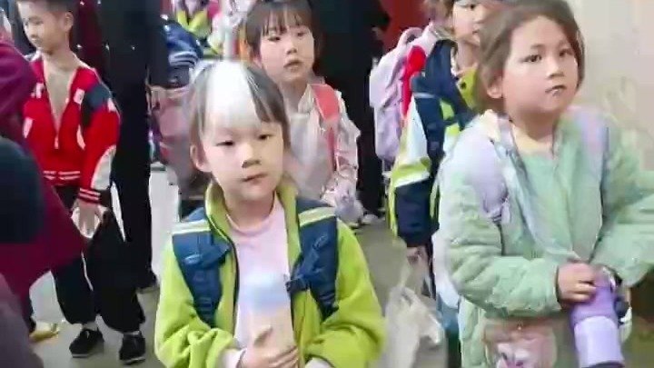 基因突变致斑驳病，7岁女孩天生白发刘海，肤色不均