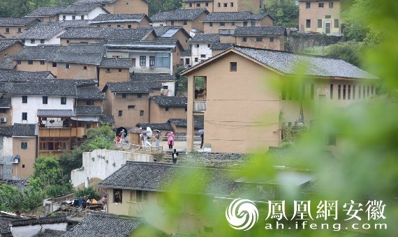 安徽黄山：雨中土楼别样美