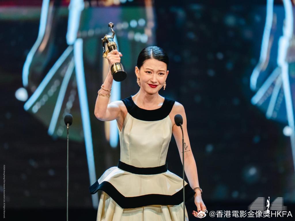 手捧金像奖杯的廖子妤