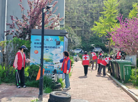 （青岛市红十字会组织干部职工到劲松一路社区开展爱国卫生月环境卫生大扫除活动）