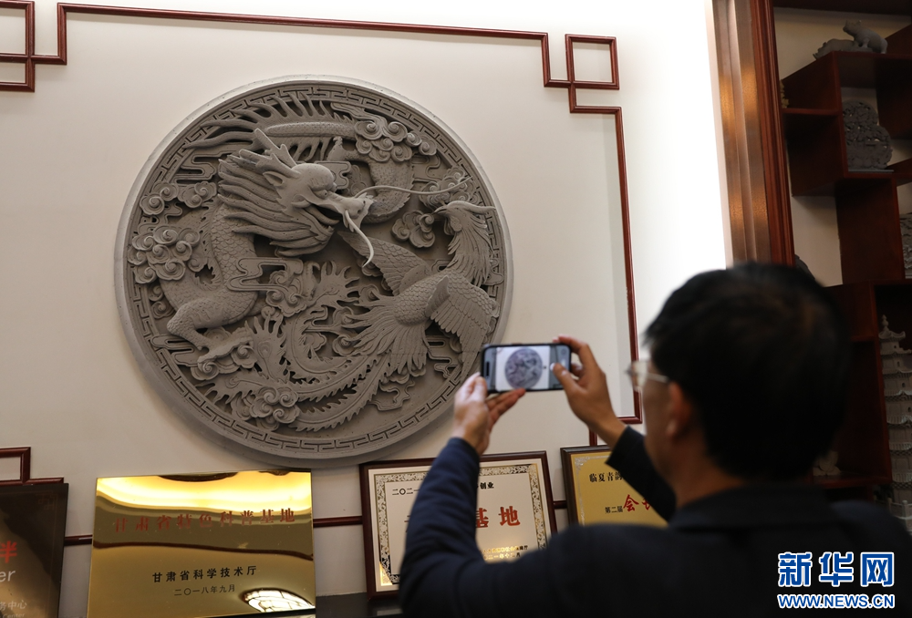 游客在拍摄砖雕作品　新华网发（王生元　摄）