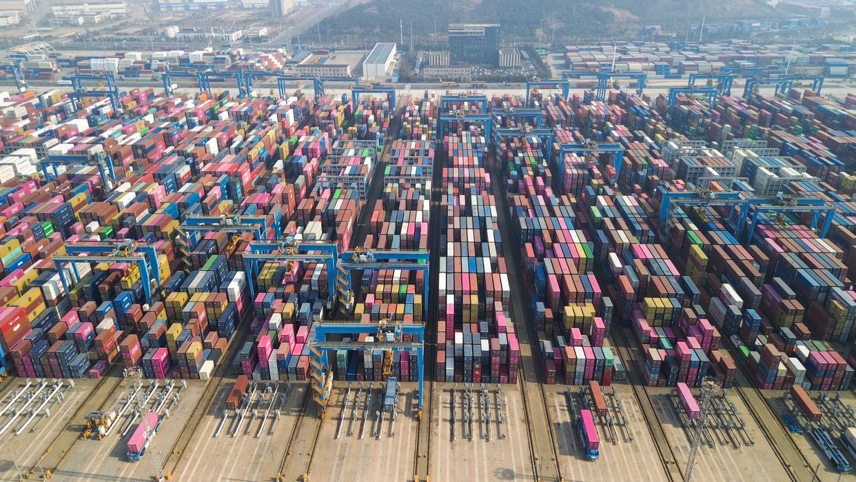 正在进行集装箱装卸作业的青岛港全自动化集装箱码头（无人机照片）。 新华社记者 徐速绘 摄