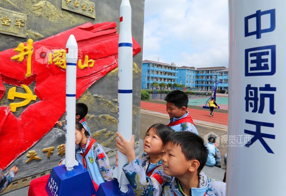 2026年4月23日，江西省吉安市泰和县螺溪镇中心小学校园，学生们正在参观长征运载火箭模型，学习了解航天知识，迎接中国航天日。