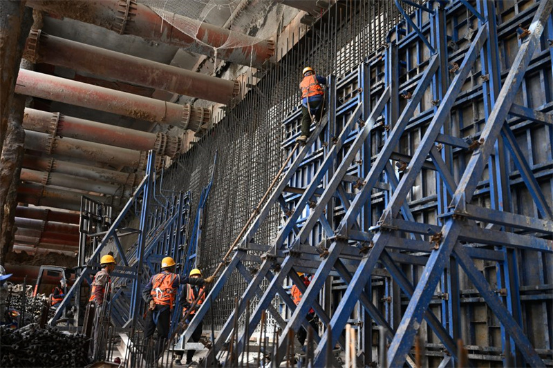 4月20日，中铁二十局集团工人在石家庄地铁5号线一期工程合作路站建设现场施工。