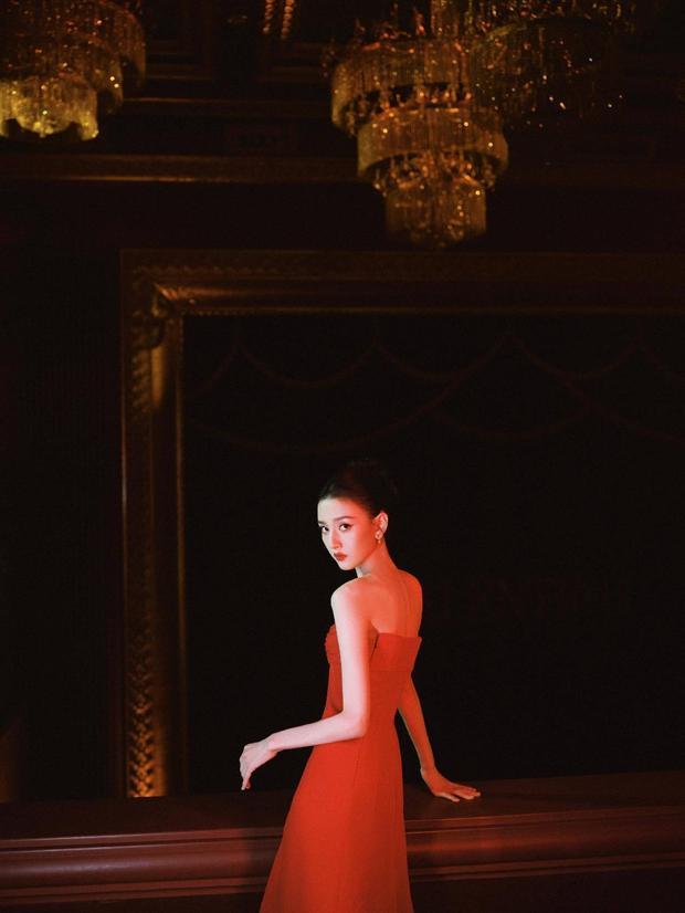 宋祖儿散发慵懒韵味。