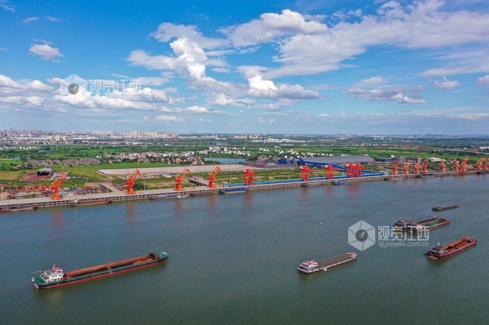 位于赣江南昌县水域的姚湾综合码头船来船往（吴文兵 摄）