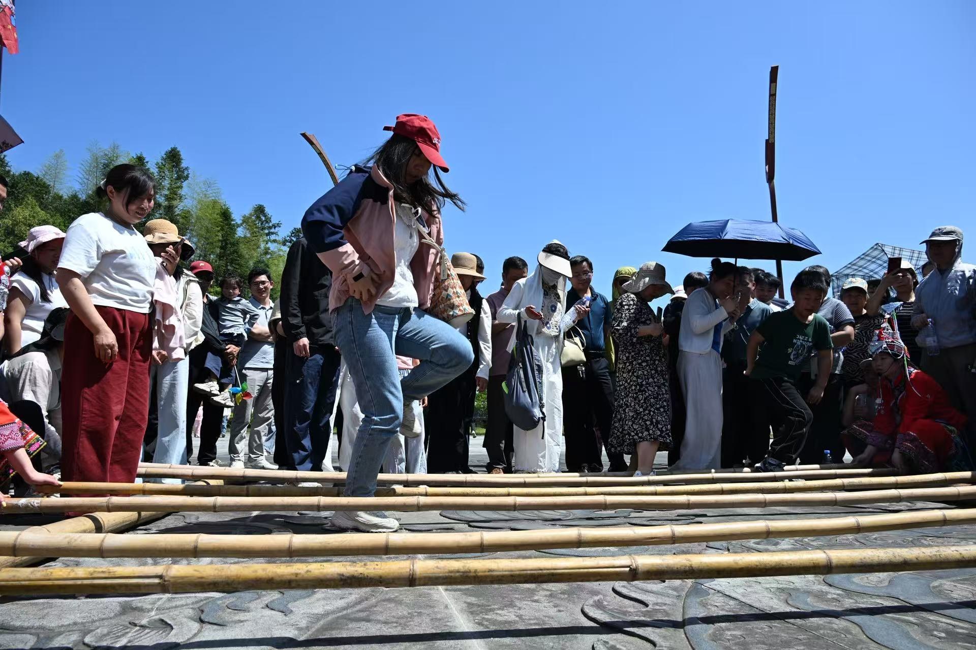 跳竹竿舞、看非遗展演，资溪新月畲族村“三月三”吸引八方游客