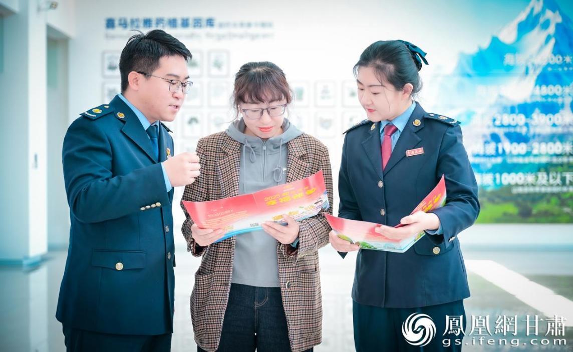 税务骨干走进甘肃佛阁藏药有限公司，把税务政策送上门。