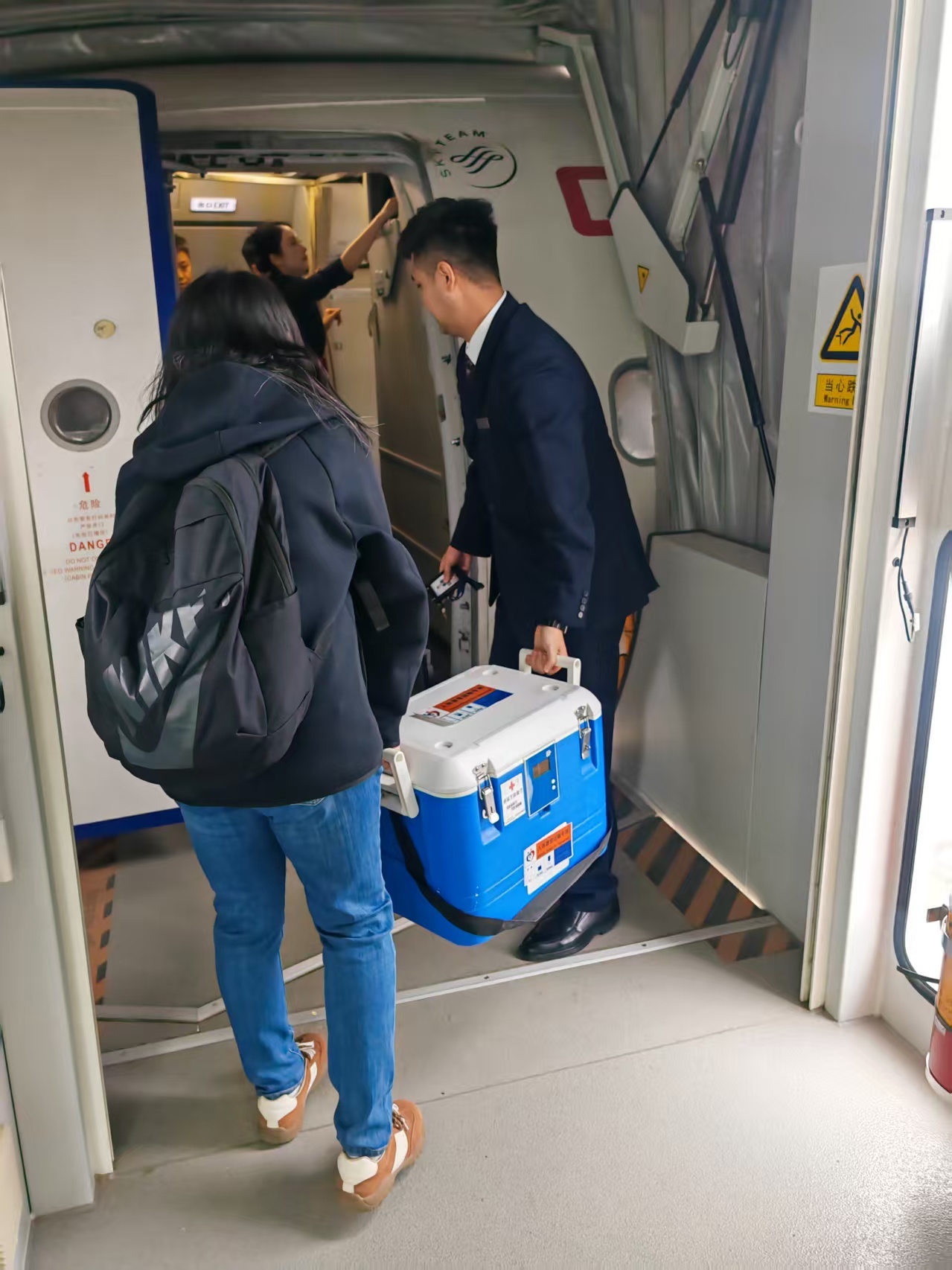 转运人员顺利完成登机