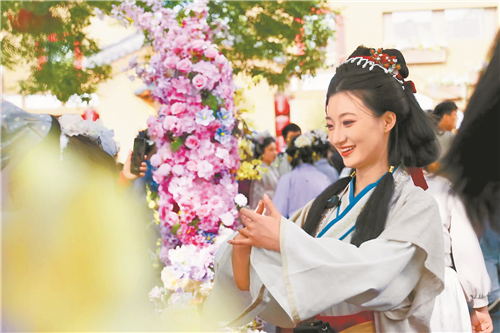 4月15日，游客在开封清明上河园景区“大宋簪花游园会”上游玩。记者 王铮 摄