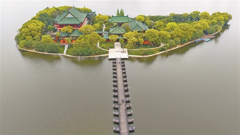 豫章书院依托象湖湖心岛仿古建筑恢复打造，是集读书阅览、研学交流、文化传播、休闲打卡于一体的高品质新型公共文化空间，也是南昌传承江右文脉、厚植书香氛围的城市文化新地标。本报全媒体记者 徐 铮摄