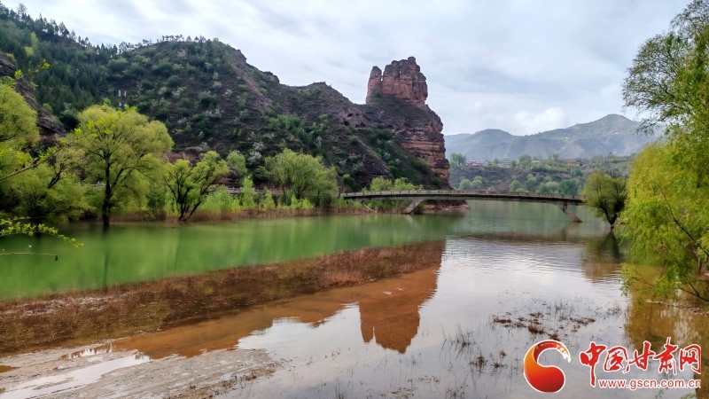 炳灵寺标志性景观倒映水中，山水一体，景美如画。