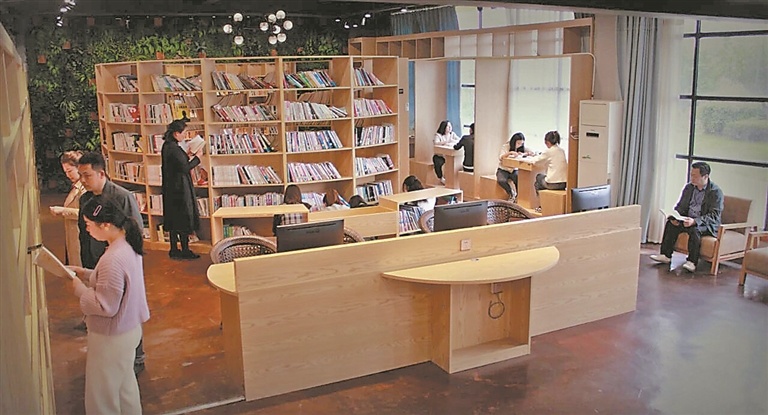 市民在上饶信州产业园内的职工书屋阅读。 通讯员 周梦沁摄