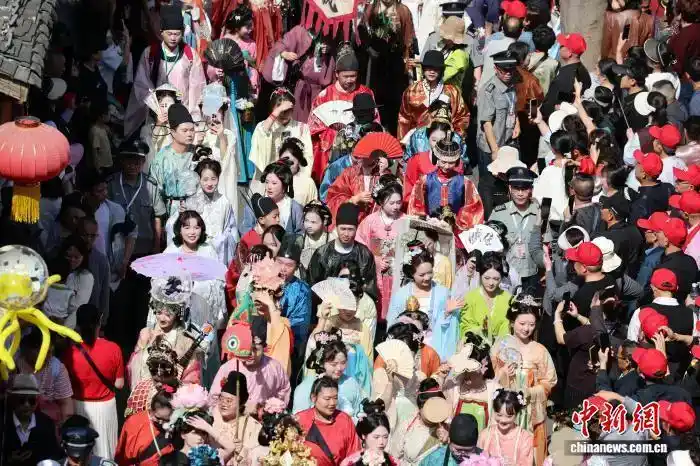 汉服爱好者在阆中古城巡游。记者 张浪 摄