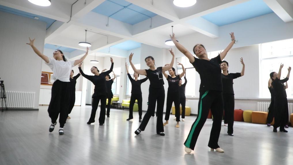 居民在兰州市安宁区安宁西路街道枣林西社区老年课堂上跳舞（资料图片）　新华社发