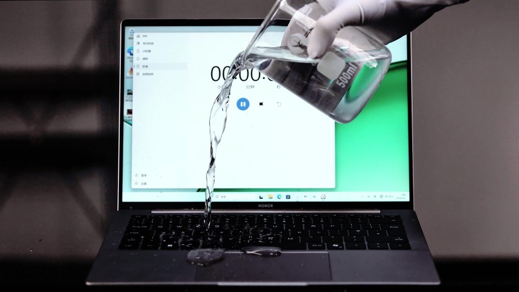 冲水、车轧 荣耀X14 Plus笔记本电脑极限测试