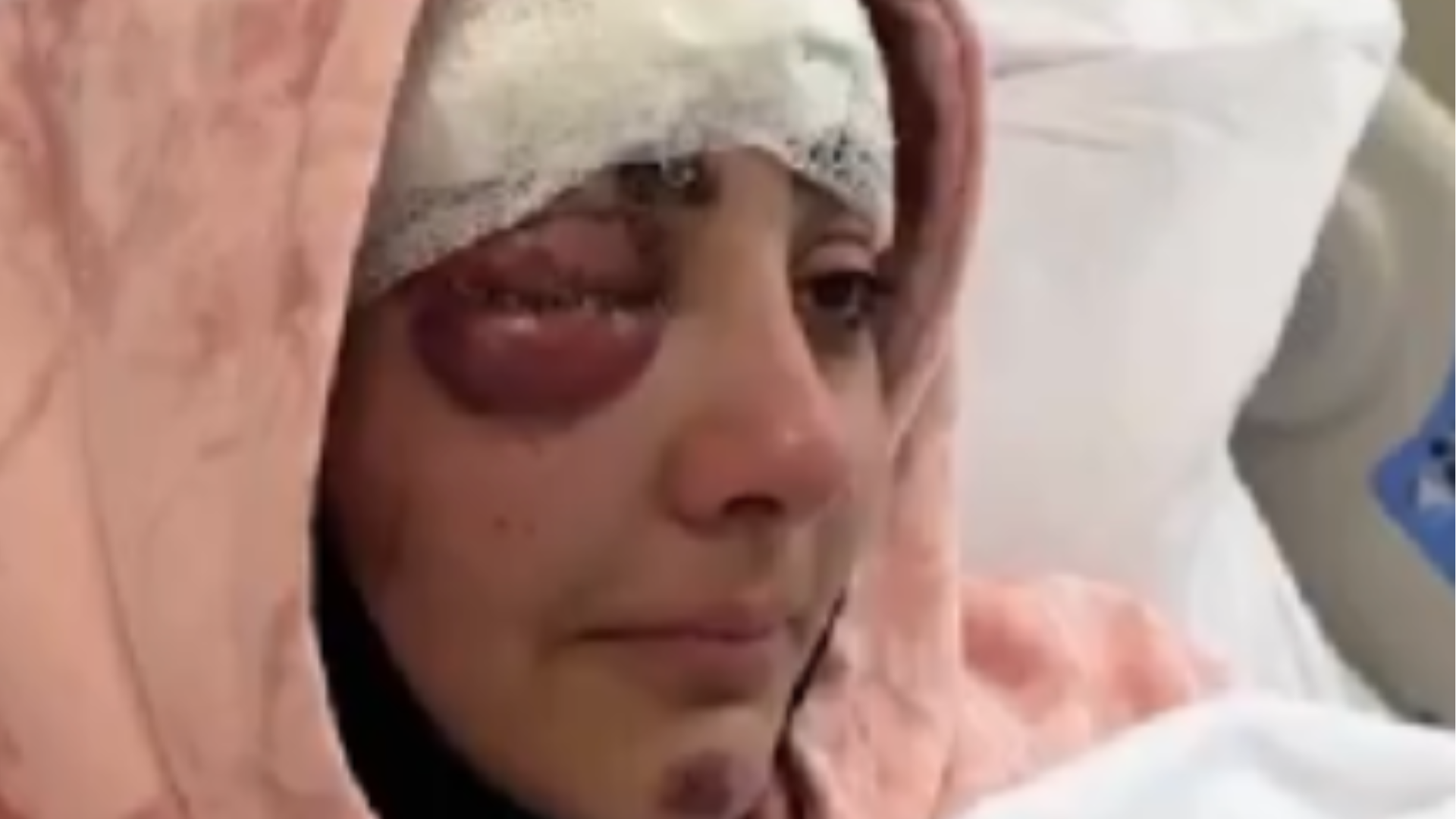 痛心！黎巴嫩女记者在以军空袭中丧生，幸存女同事满脸是伤，哽咽着披露细节