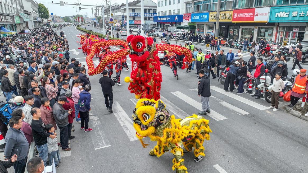 图为民俗巡游。盛义摄