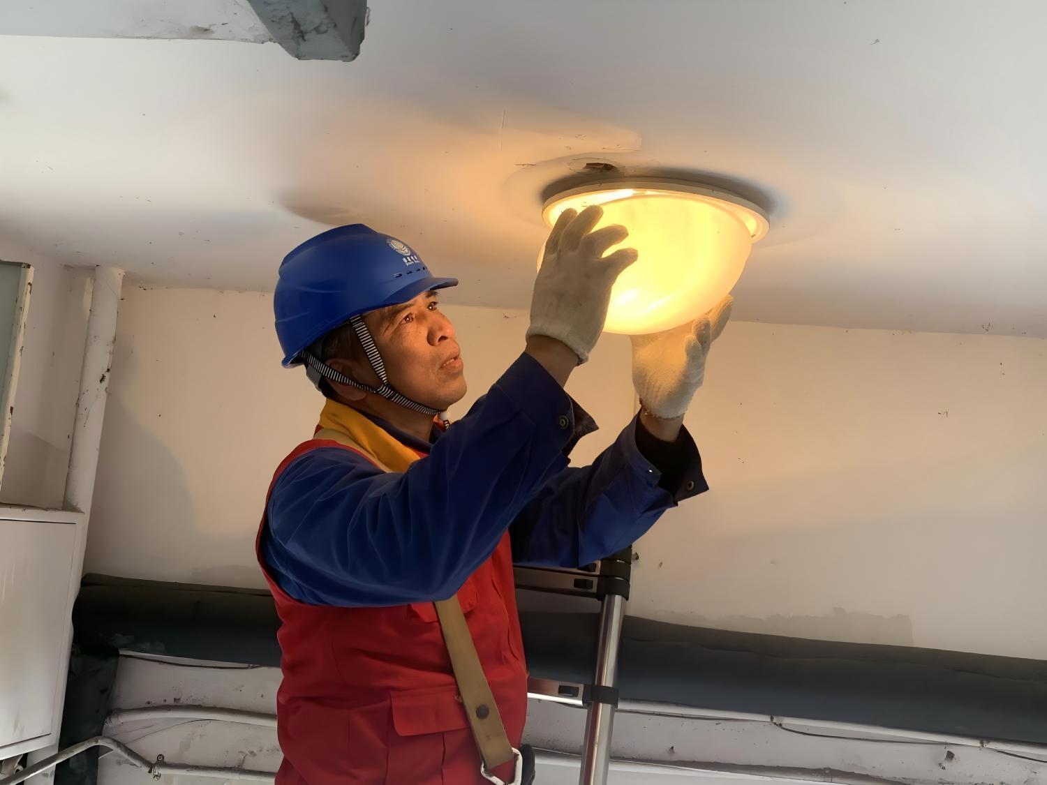 幸福来敲门项目，为辖区特殊老人上门维修设施 社区供图