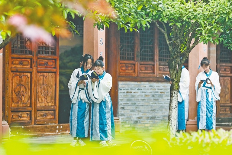 吉州区石阳小学在白鹭洲书院开展读书日活动。通讯员 李 军摄