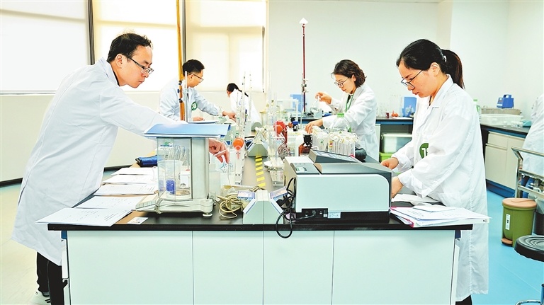工作人员在实验室检测分析样本。