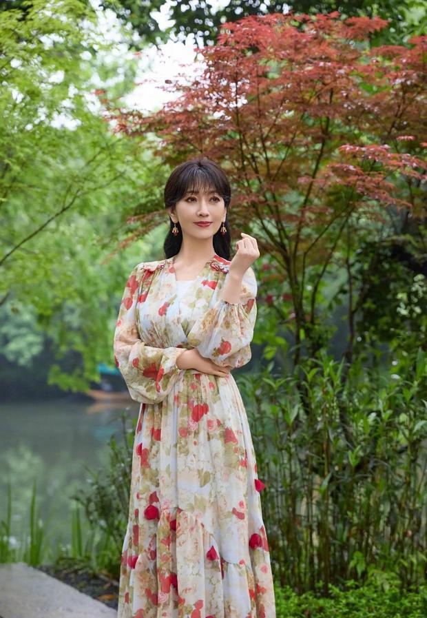 赵雅芝晒春雨天户外美照，氛围感拉满。