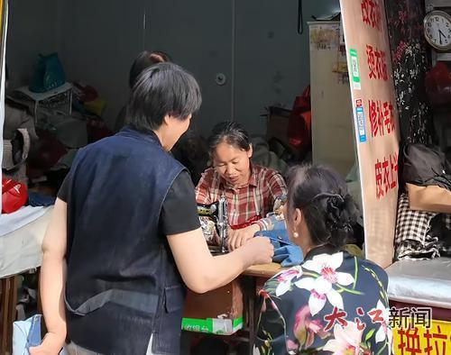 顾客围在小罗子身边 （图片由陶春霞摄）