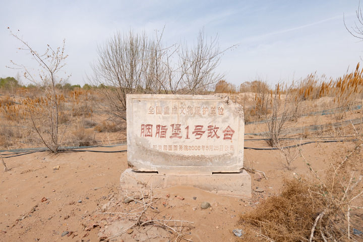 这是4月11日在甘肃省高台县拍摄的长城胭脂堡一号敌台