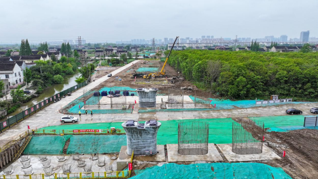 图为盐宜高铁靖江段建设现场。
