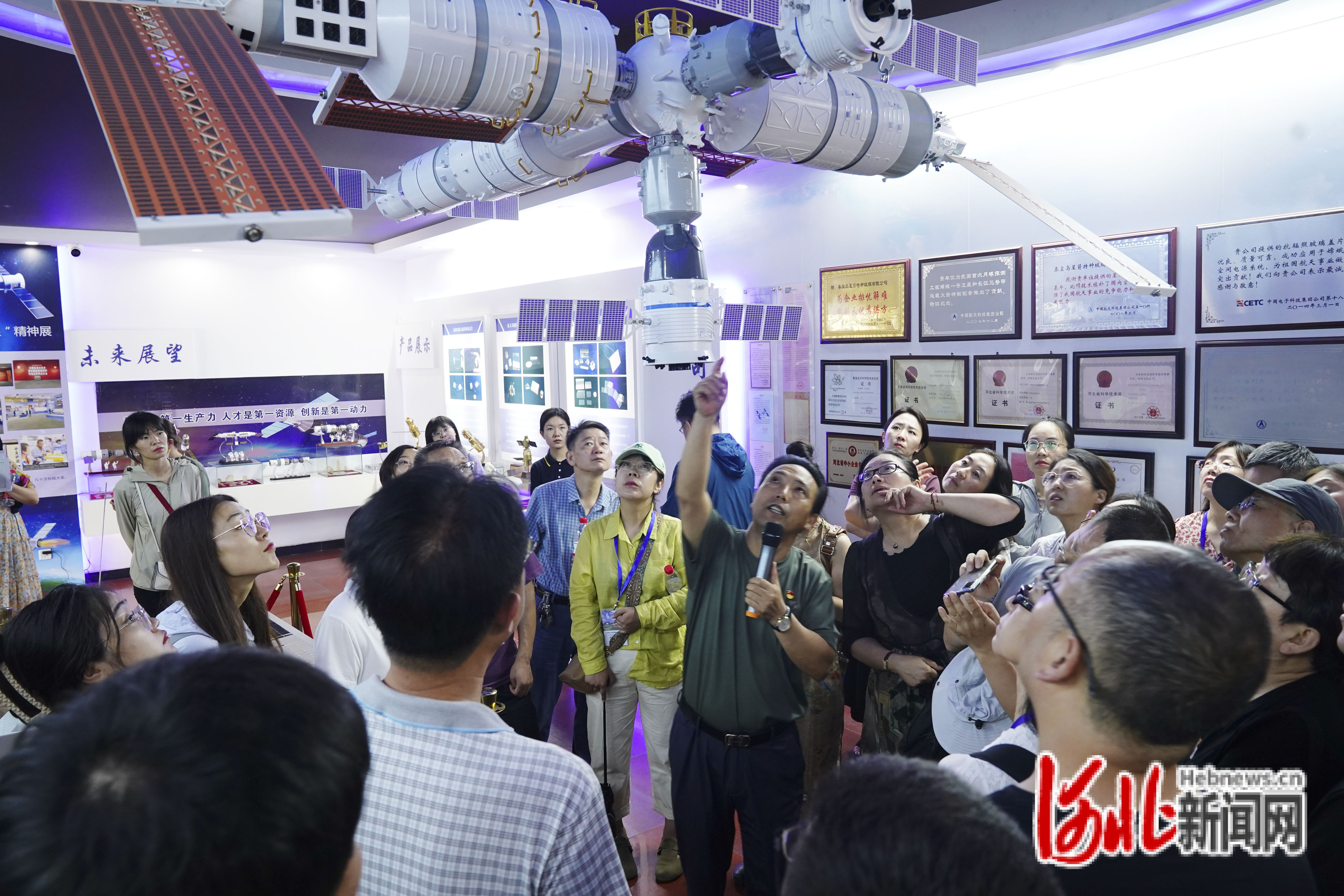 每年到星箭玻璃参观学习的社会各界人士络绎不绝。王继军摄