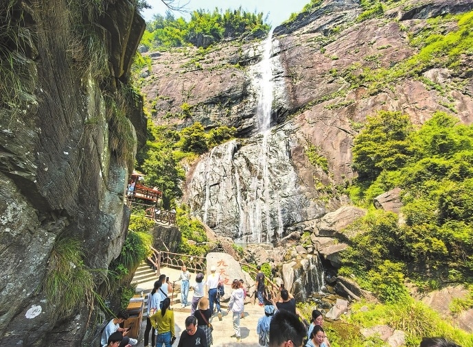 4月19日，天朗气清，庐山秀峰景区游人如织，许多市民趁着好天气登山郊游，沉浸式感受大自然的美好惬意，享受周末愉快时光。（本报记者 张 驰 摄）