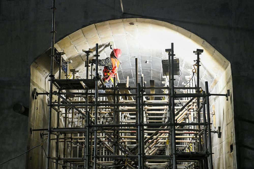 工作人员在加紧施工建设。