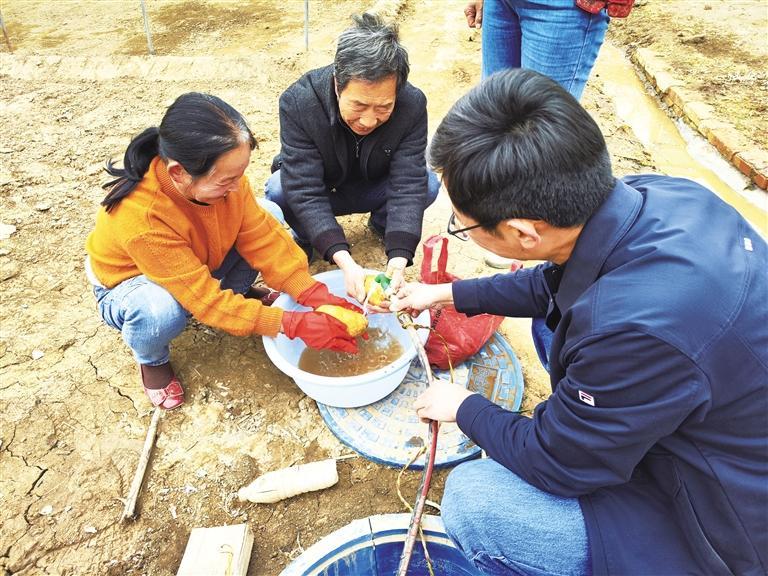 村民用刚接通的自来水洗菜