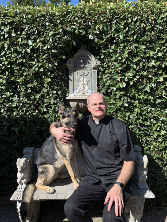 图注：教会新闻网页上，麦神父和他养的德牧一起出镜