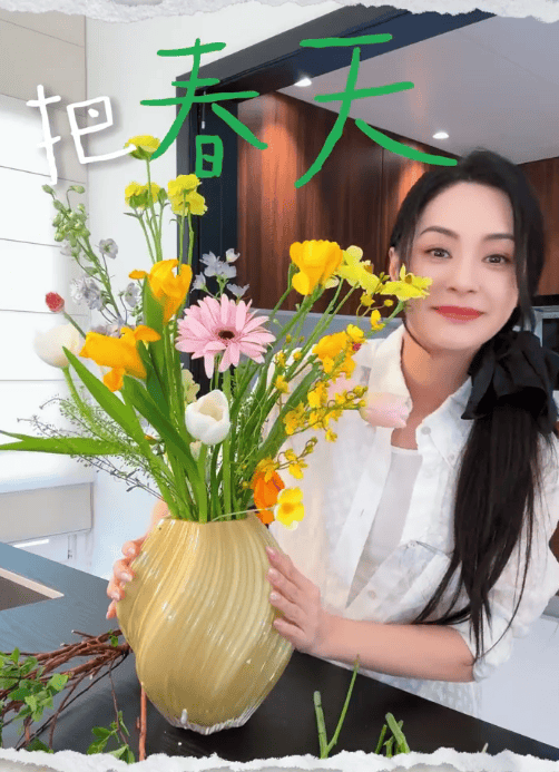 阿娇笑容明媚，人比花娇。