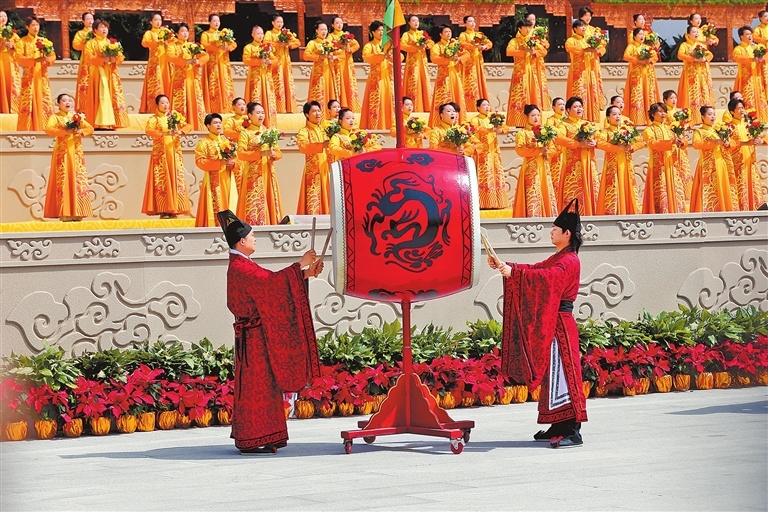 鼓声响起，演员高唱颂歌。