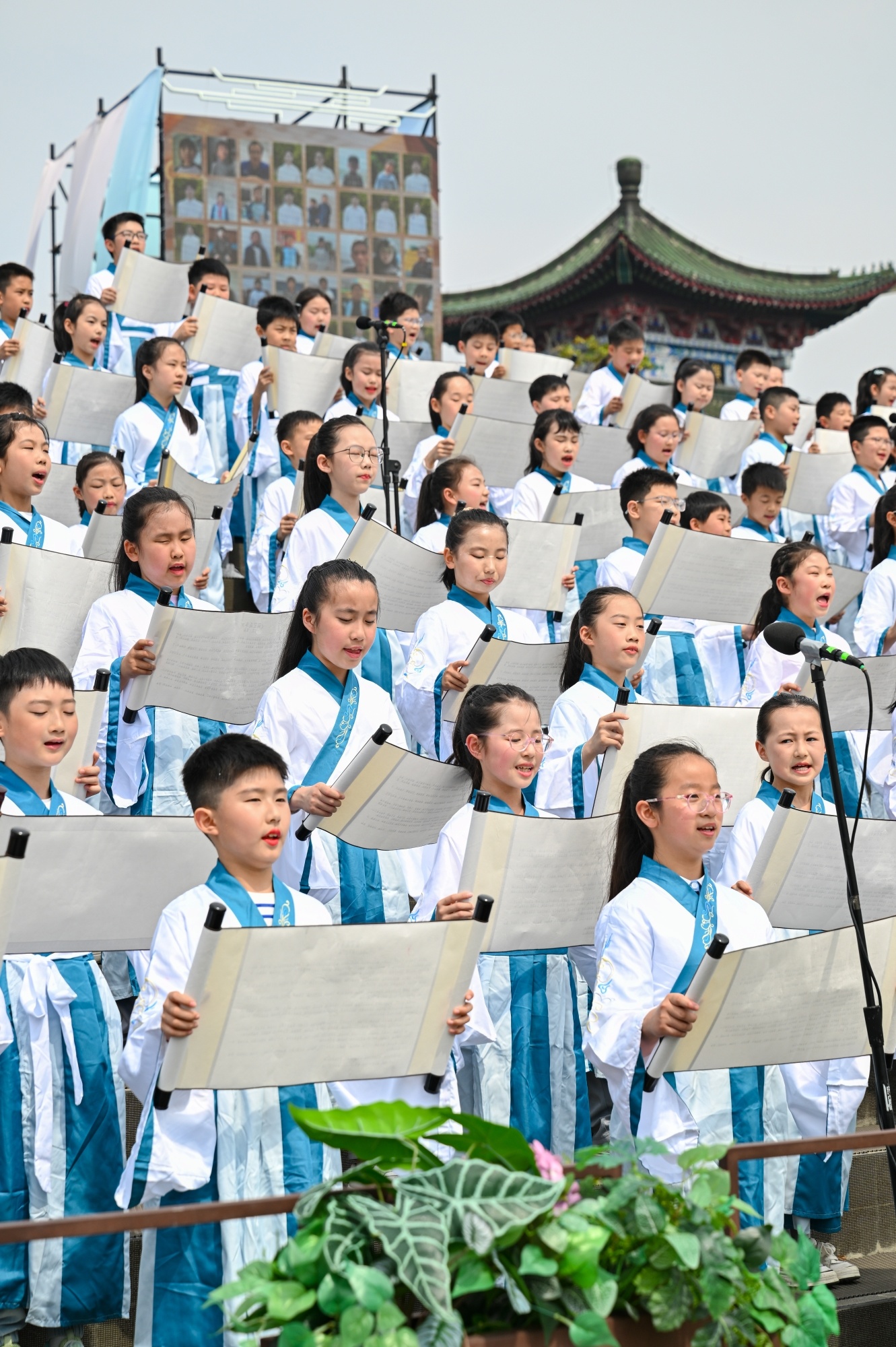 ▲南昌市邮政路小学160余名小学生与线上网友齐声诵读《滕王阁序》。