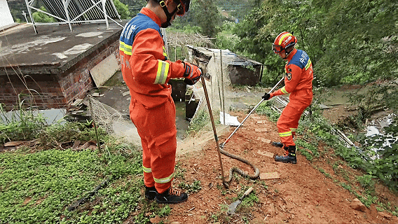吓人！赣州多地蛇出没 信丰一居民家中惊现3米眼镜王蛇