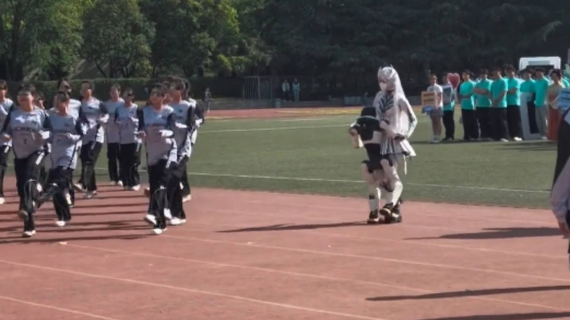 陕西一高校机器人表演时突然抱住旁边女生，校方：不是预先设定的，系程序故障