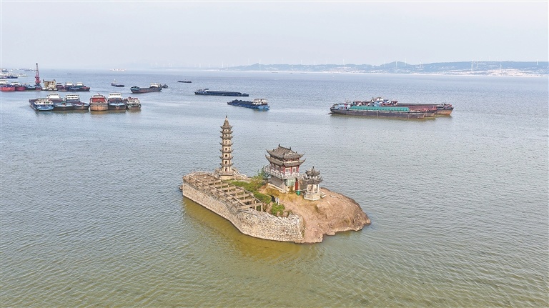 湖面落星！鄱阳湖水位持续上涨 庐山市落星墩重回湖水怀抱