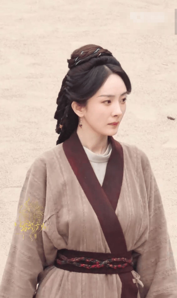 搜狐娱乐讯 4月21日，一组杨幂拍摄电视剧的路透照曝光。