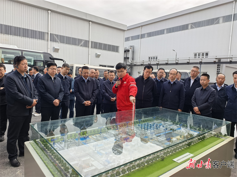 企业负责人向观摩组介绍庆阳同欣轻烃深加工项目相关情况